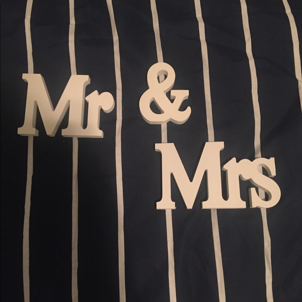 Mr and Mrs sign